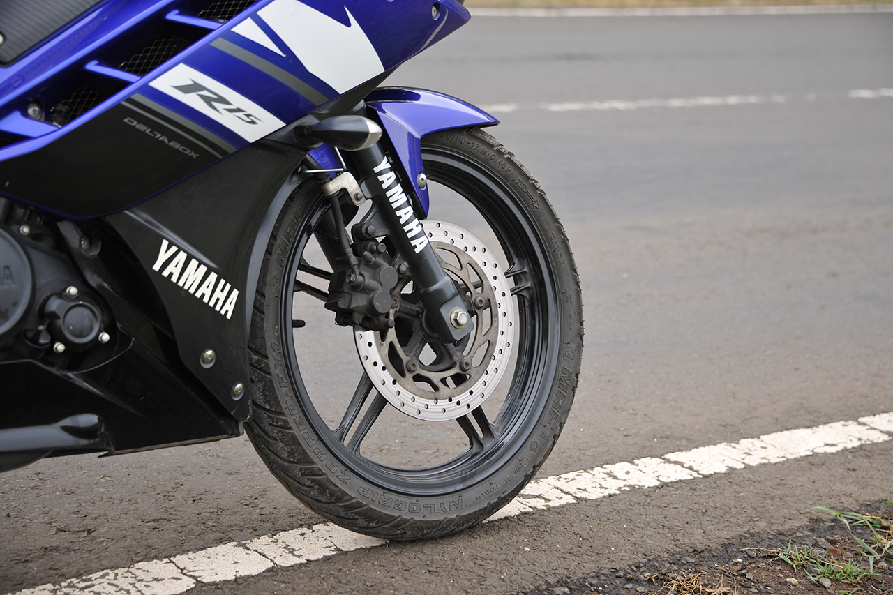 Bajaj Pulsar RS 200 Vs Yamaha YZF R15 Photo Gallery Autocar India