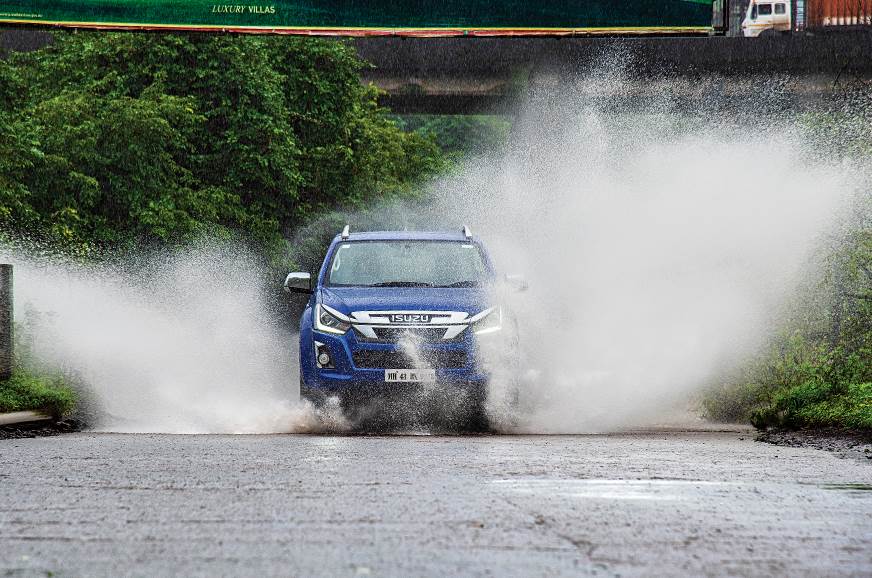 Isuzu D-Max V-Cross automatic front action splash