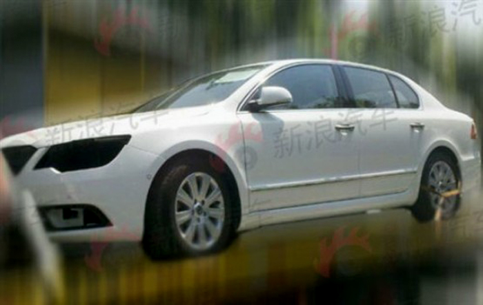 Skoda Superb facelift spy pics - Image 1