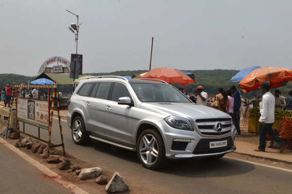 Mercedes-Benz GL Review: GL350 BlueTec - Drive