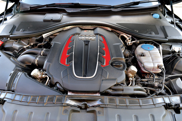 BMW M6 Gran Coupe vs Audi RS7 comparison - Image 8