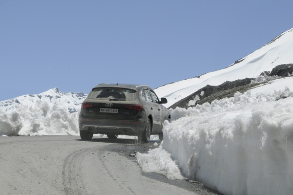 Winter Driving Tips, How To Drive Safely In Snow And Dense Fog, Safe ...