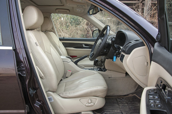 Toyota Fortuner 4WD auto vs SsangYong Rexton comparison - Image 9