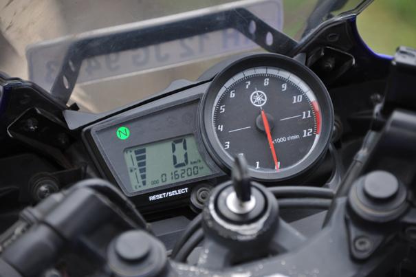 Bajaj Pulsar RS 200 vs Yamaha YZF-R15 V2.0 comparison - Image 23