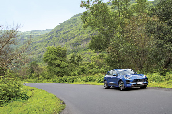 Mobil 1 Great car great road: Porsche Macan