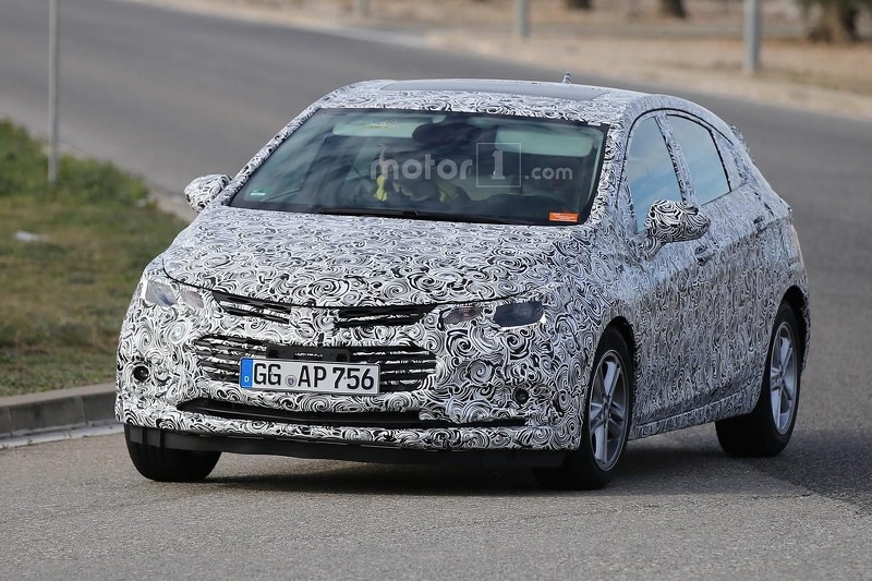 2017 Chevrolet Cruze hatchback begins testing