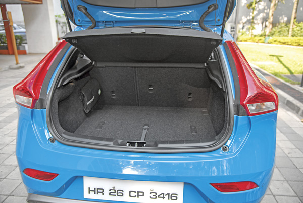 Mercedes A 200d vs Volvo V40 comparison - Image 18