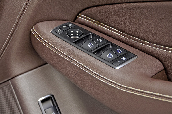 2016 Mercedes GLS vs Audi Q7 comparison - Image 11