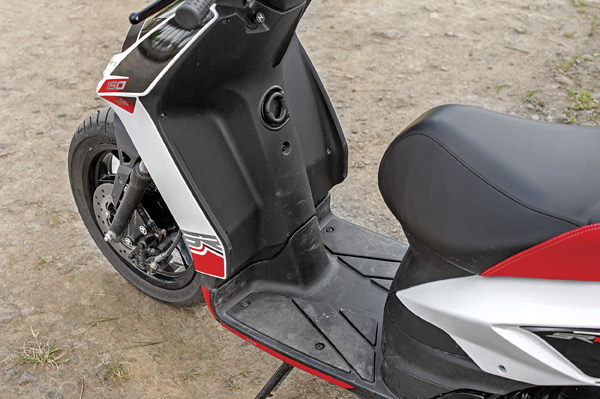 Aprilia SR 150 vs Vespa SXL 150 comparison - Image 14