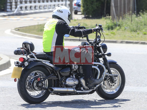 Triumph Bobber-based cruiser spied testing - Image 2