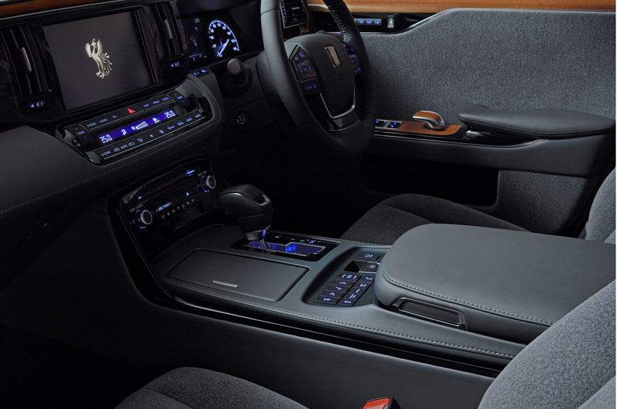 2018 Toyota Century revealed before Tokyo Motor Show - Image 10