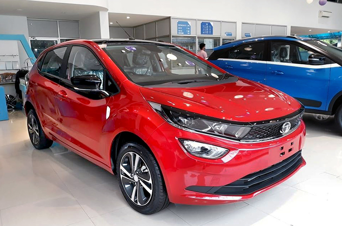 New car, SUV sales dip in January 2022; chip woes continue