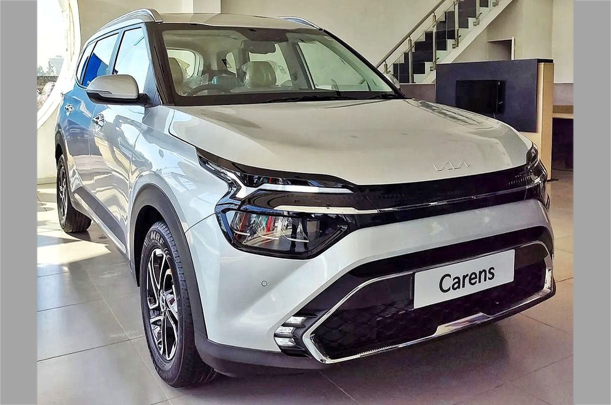Kia Carens front quarter 