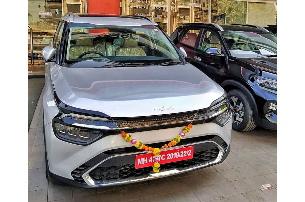 Kia Carens front quarter 