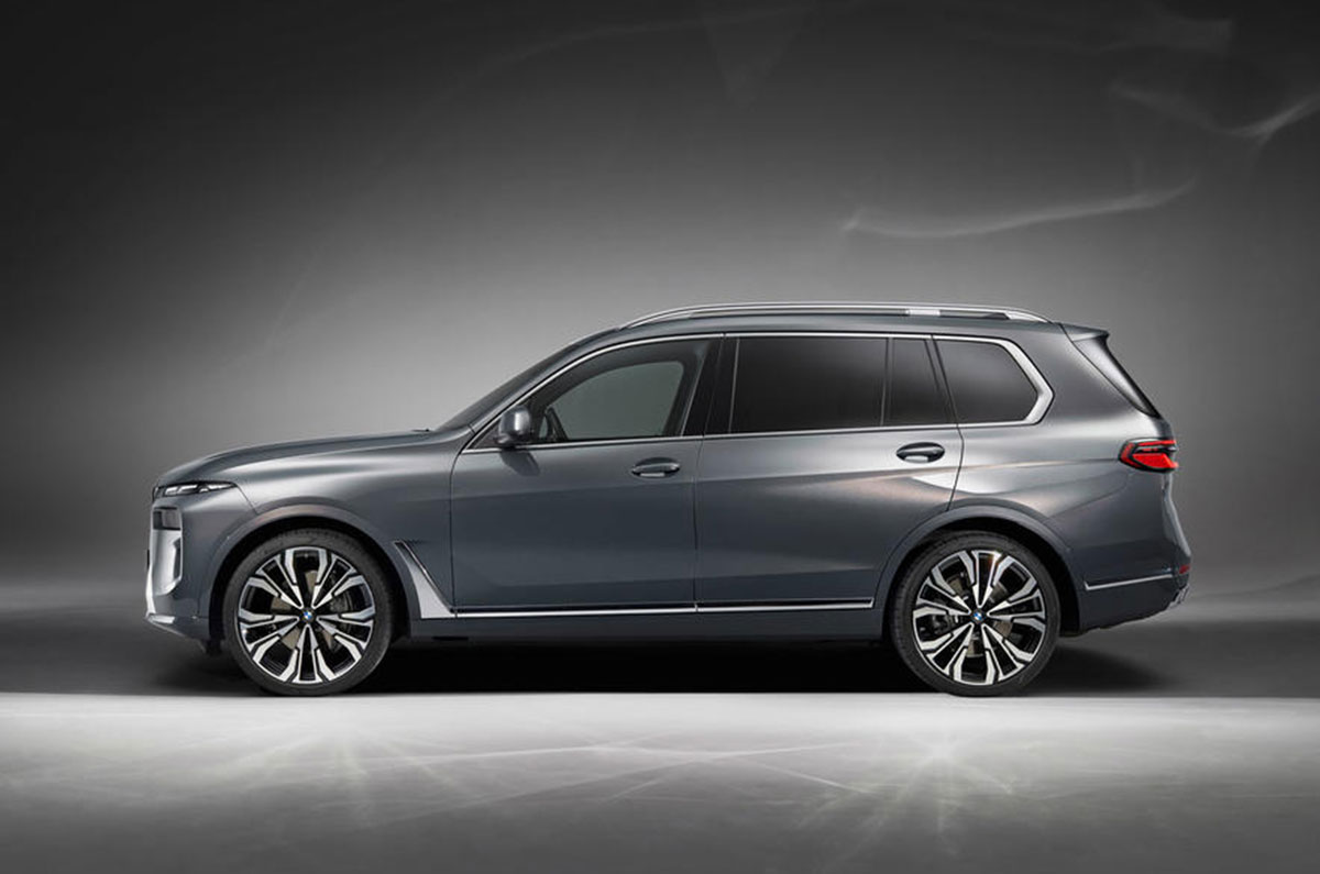 2023 BMW X7 facelift side profile