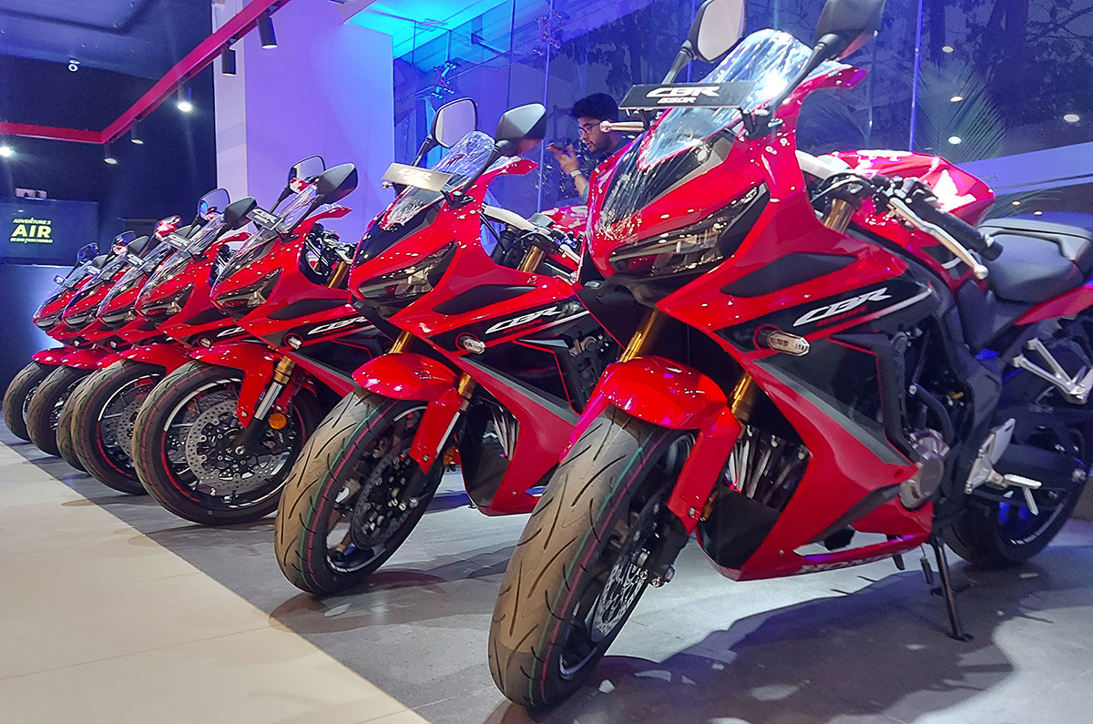 Honda BigWing Topline delivers 11 CBR650R motorcycles in one day