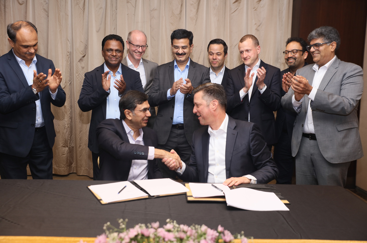 Rajesh Jejurikar and Thomas Schmall signing the partnering agreement.