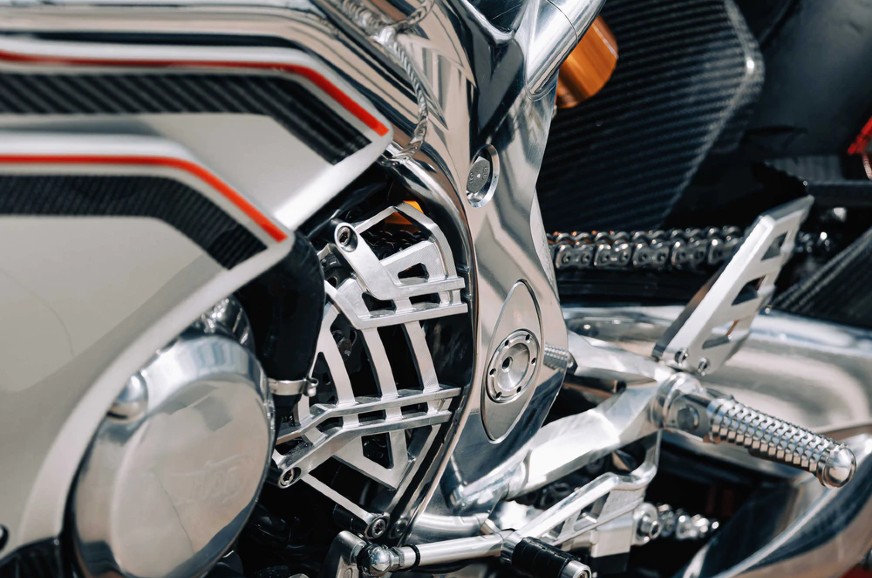 Footpeg and swingarm on the V4SV.