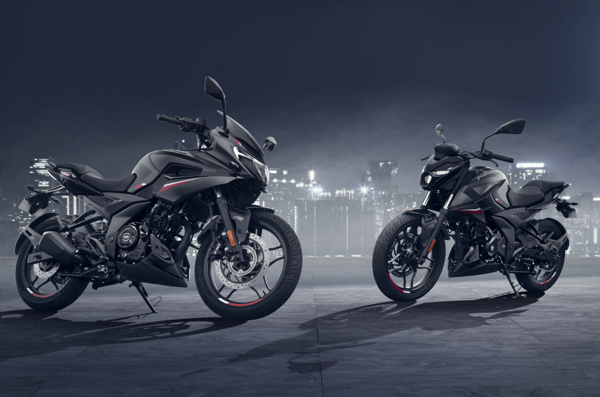 Bajaj Pulsar 250s All-Black variant static image