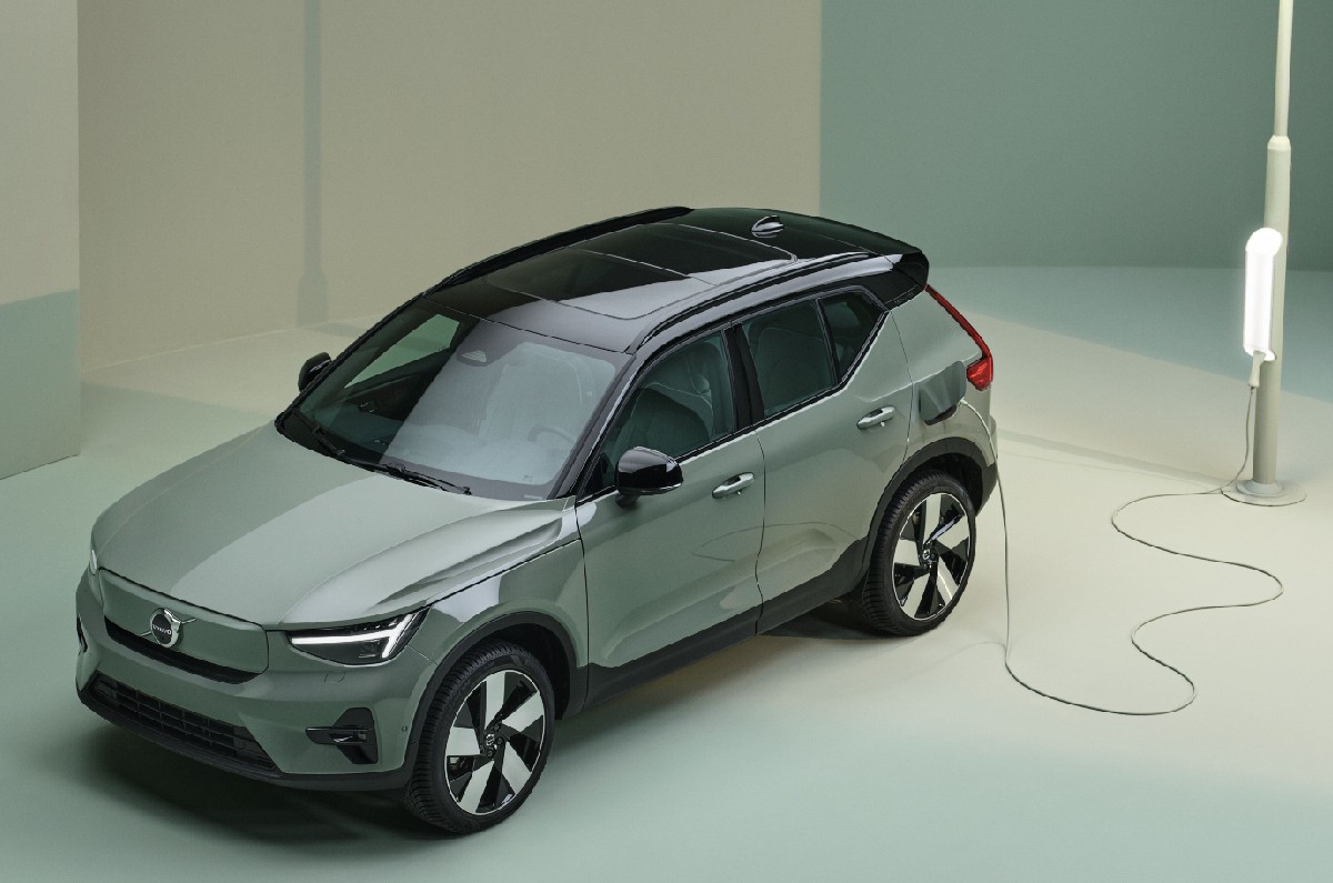 Volvo XC40 Recharge front quarter