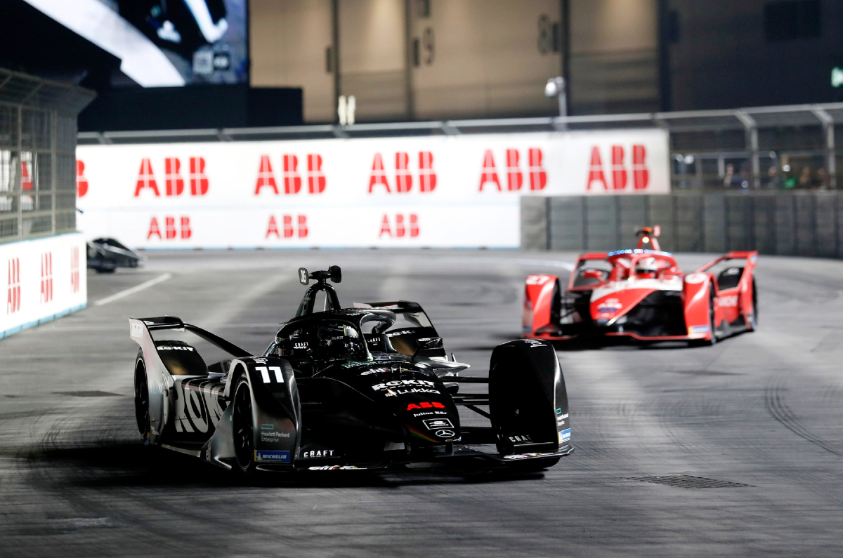 Lucas di Grassi leads Jake Dennis in 2022 London E-Prix