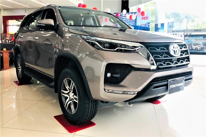 Toyota Fortuner front quarter 
