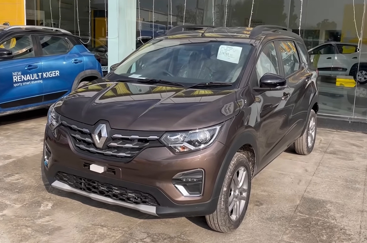 Renault Triber front quarter.