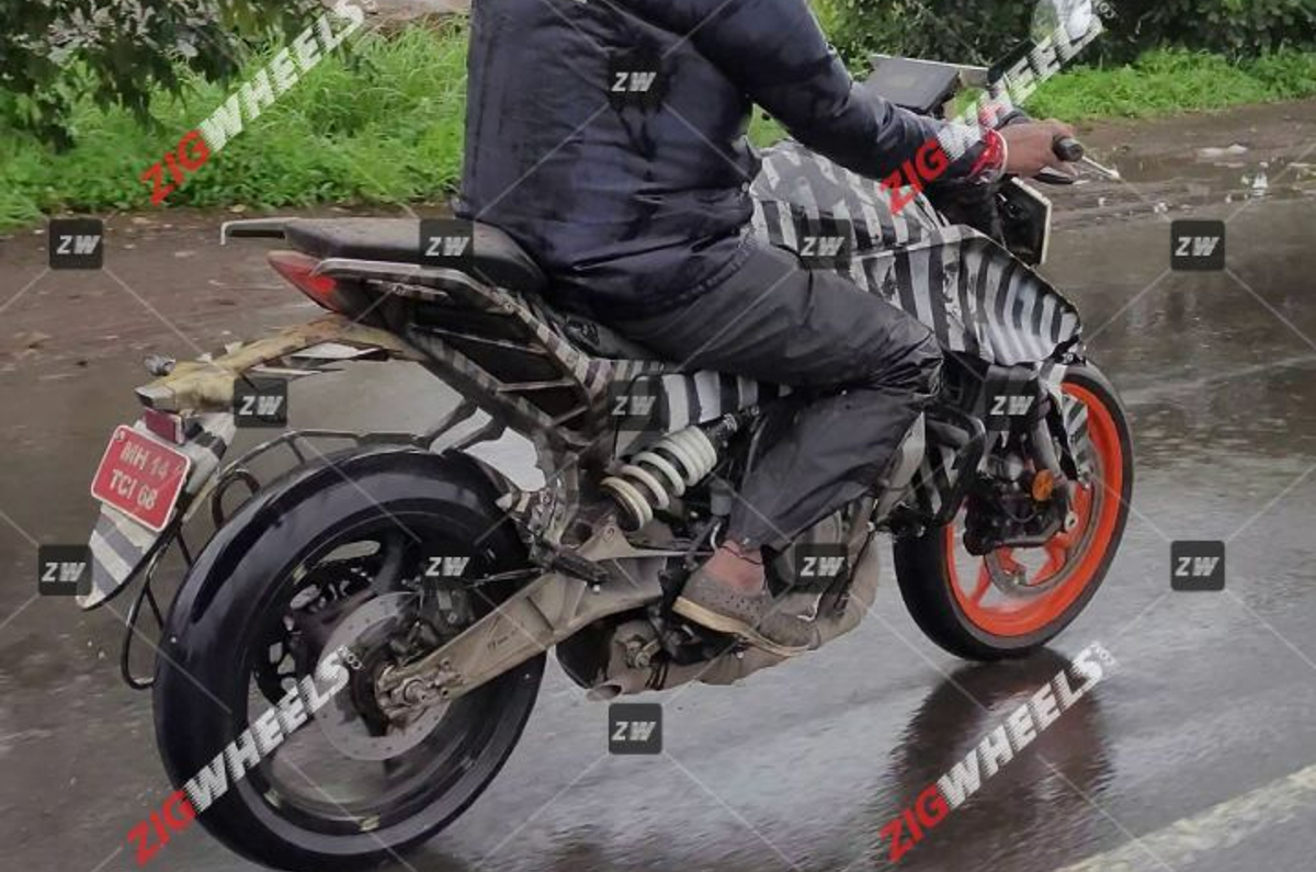 KTM 200 Duke update spy shot side view.