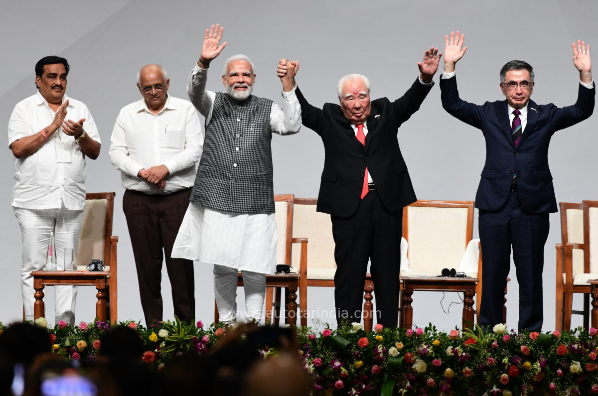 PM Modi with Osamu Suzuki, Toshihiro Suzuki and other dignitaries.