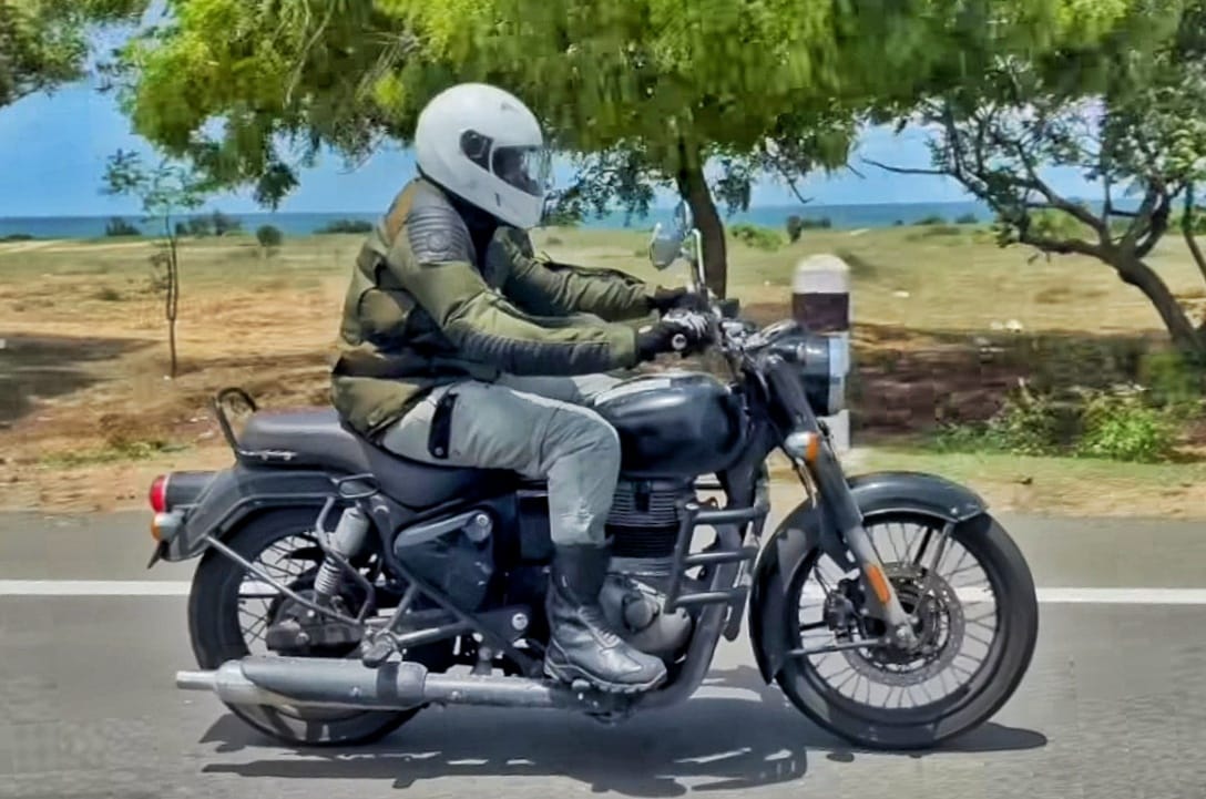 Royal Enfield Bullet 350 spy shot side.