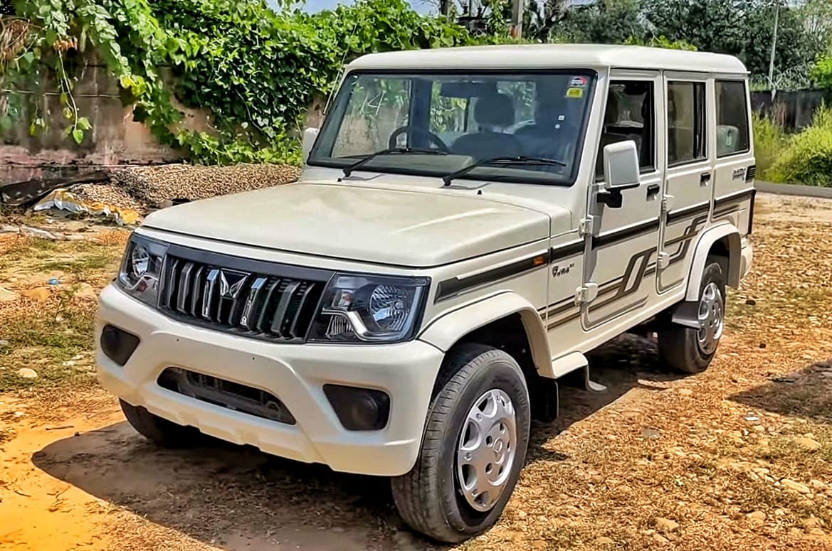 2022 Mahindra Bolero front quarter.