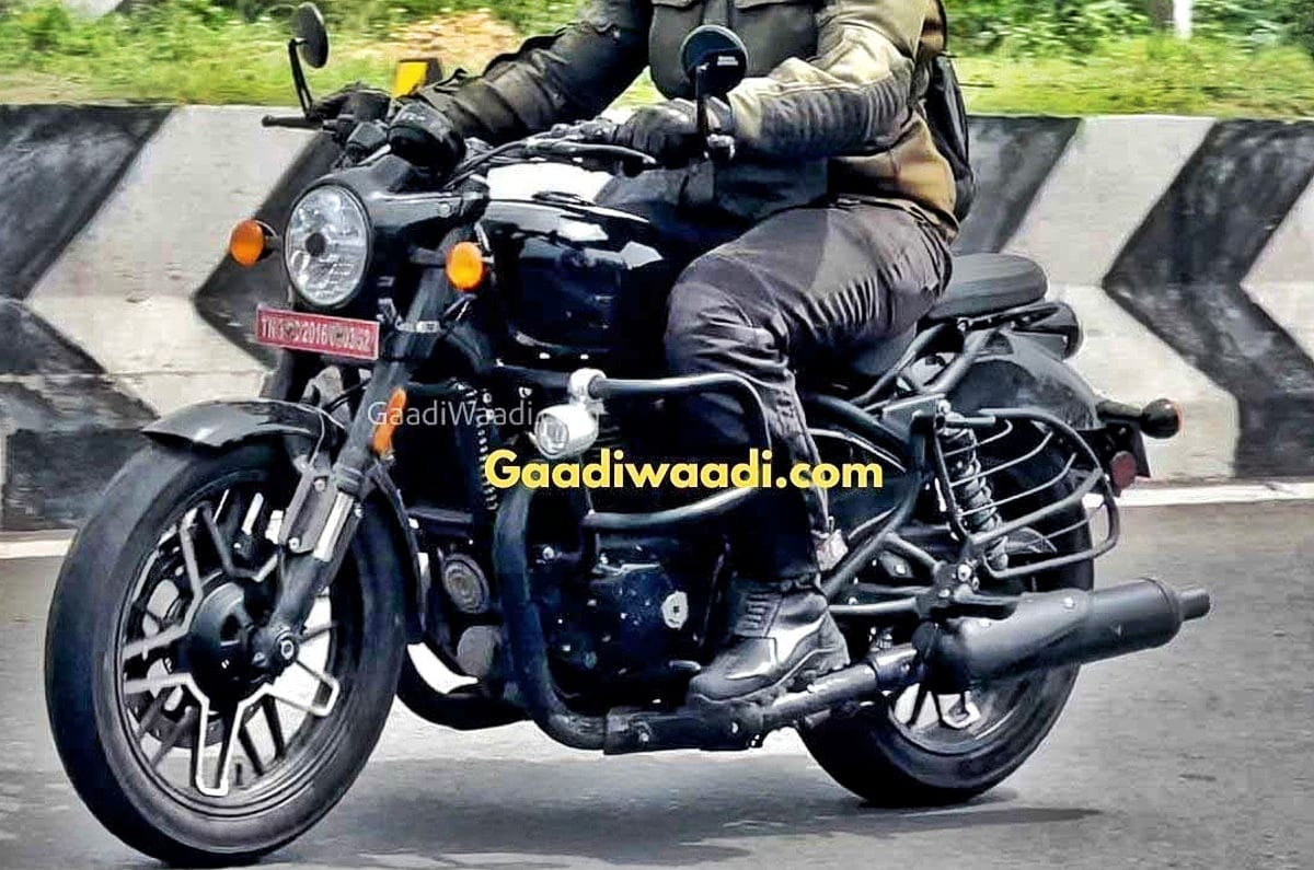 RE Shotgun 650 spied with accessories. 