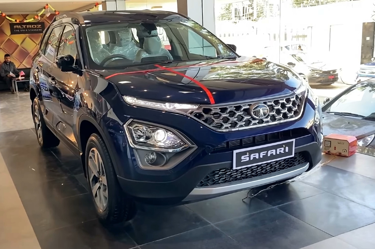 Tata Safari front quarter.