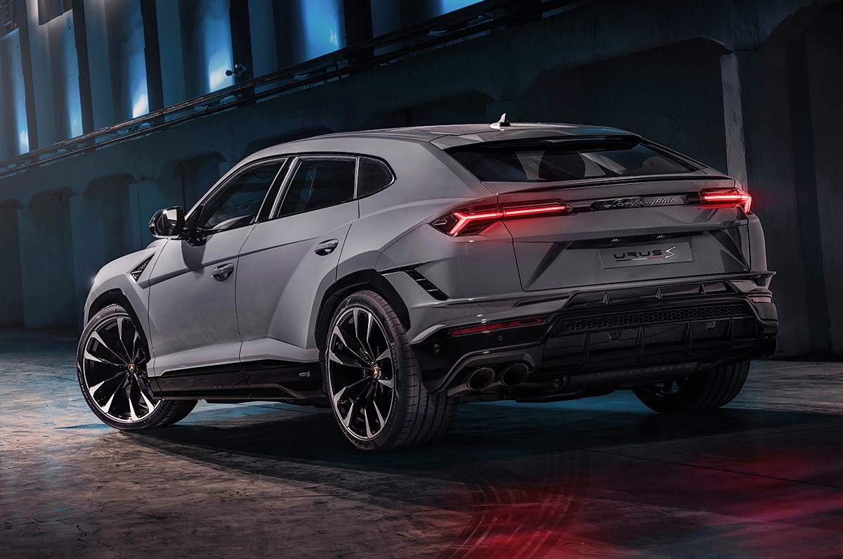 2022 Lamborghini Urus S rear quarter.