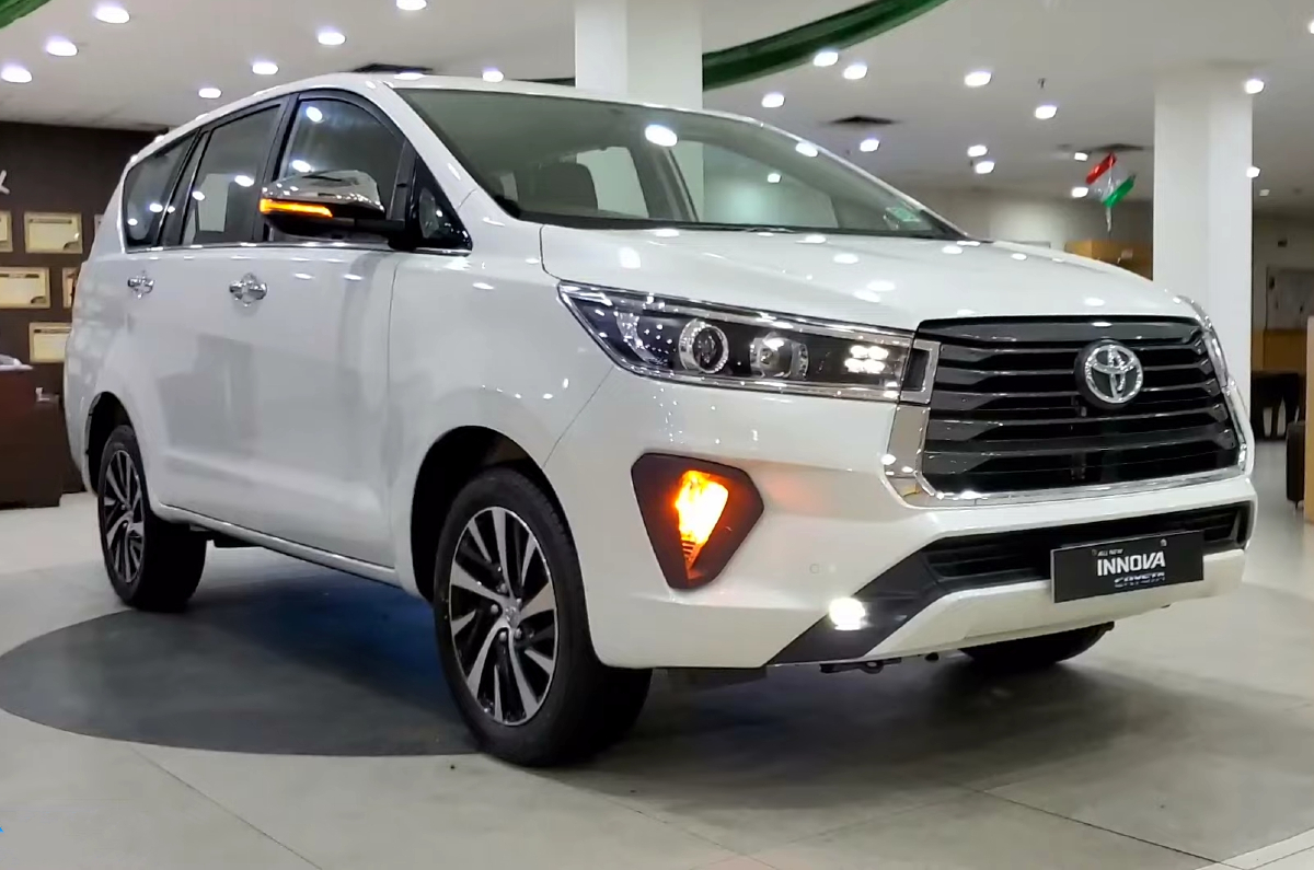 2022 Toyota Innova Crysta front quarter.