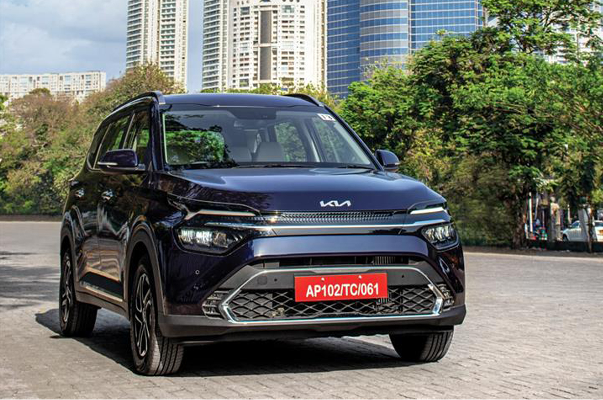 Kia Carens front quarter