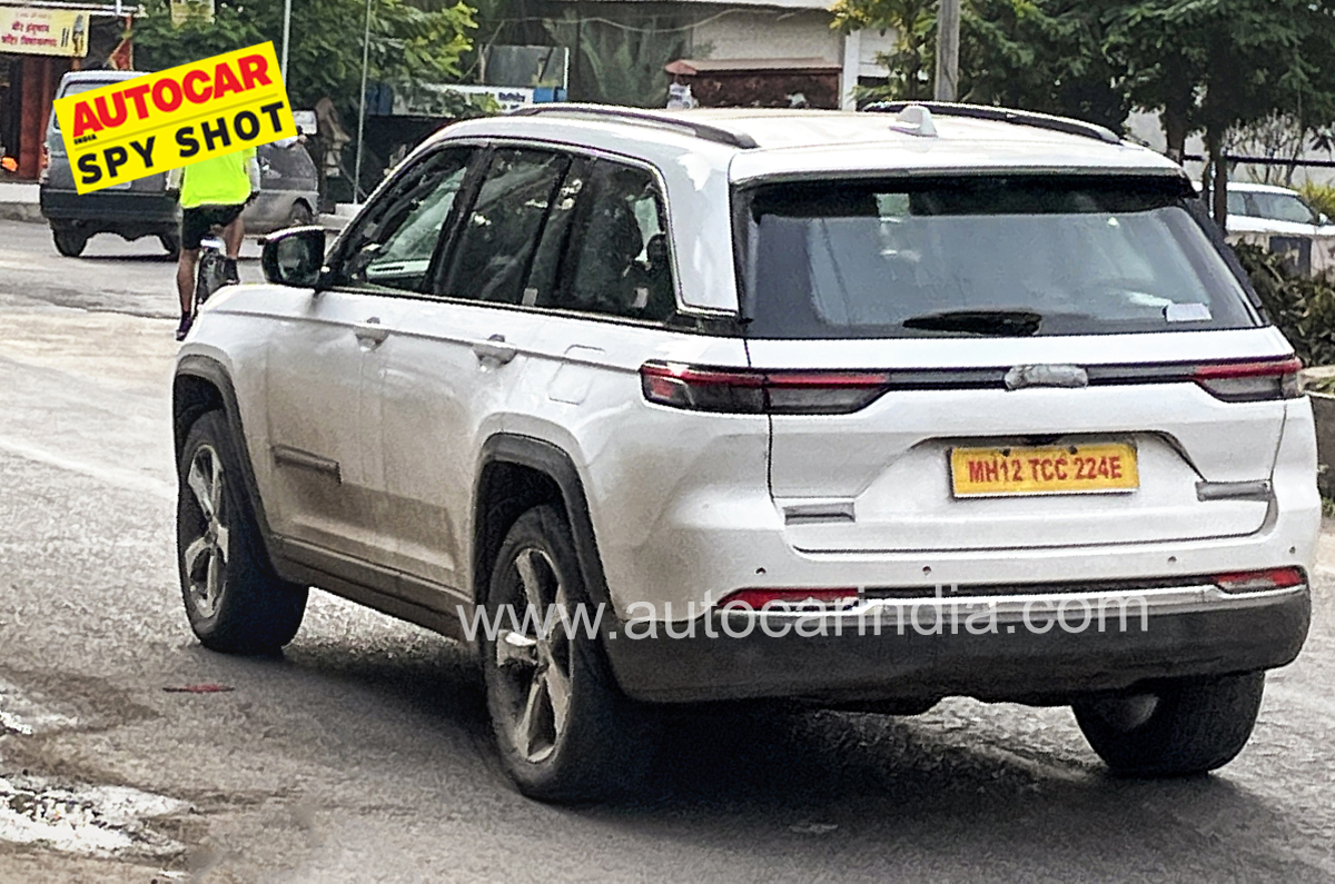 Jeep Grand Cherokee spied rear quarter