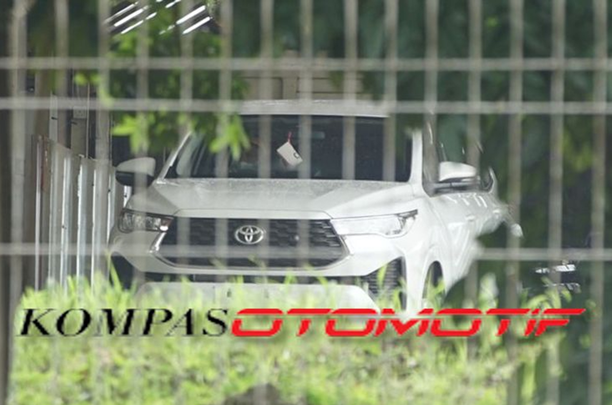 Toyota Innova Hycross front 