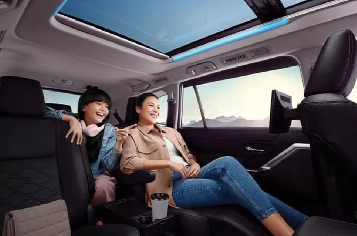 Toyota Innova Hycross second row