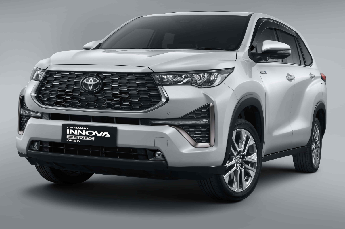 Toyota Innova Hycross front