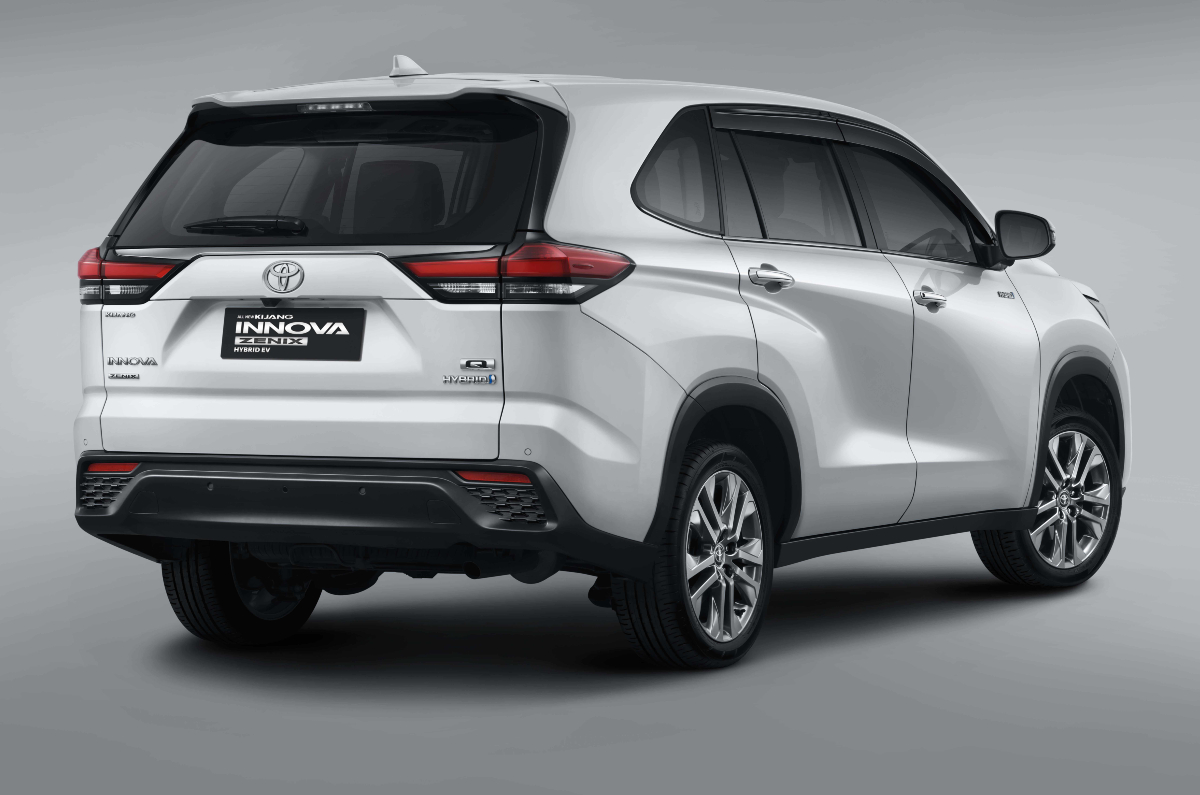 Toyota Innova Hycross rear