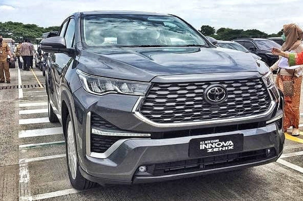 Innova Hycross exterior