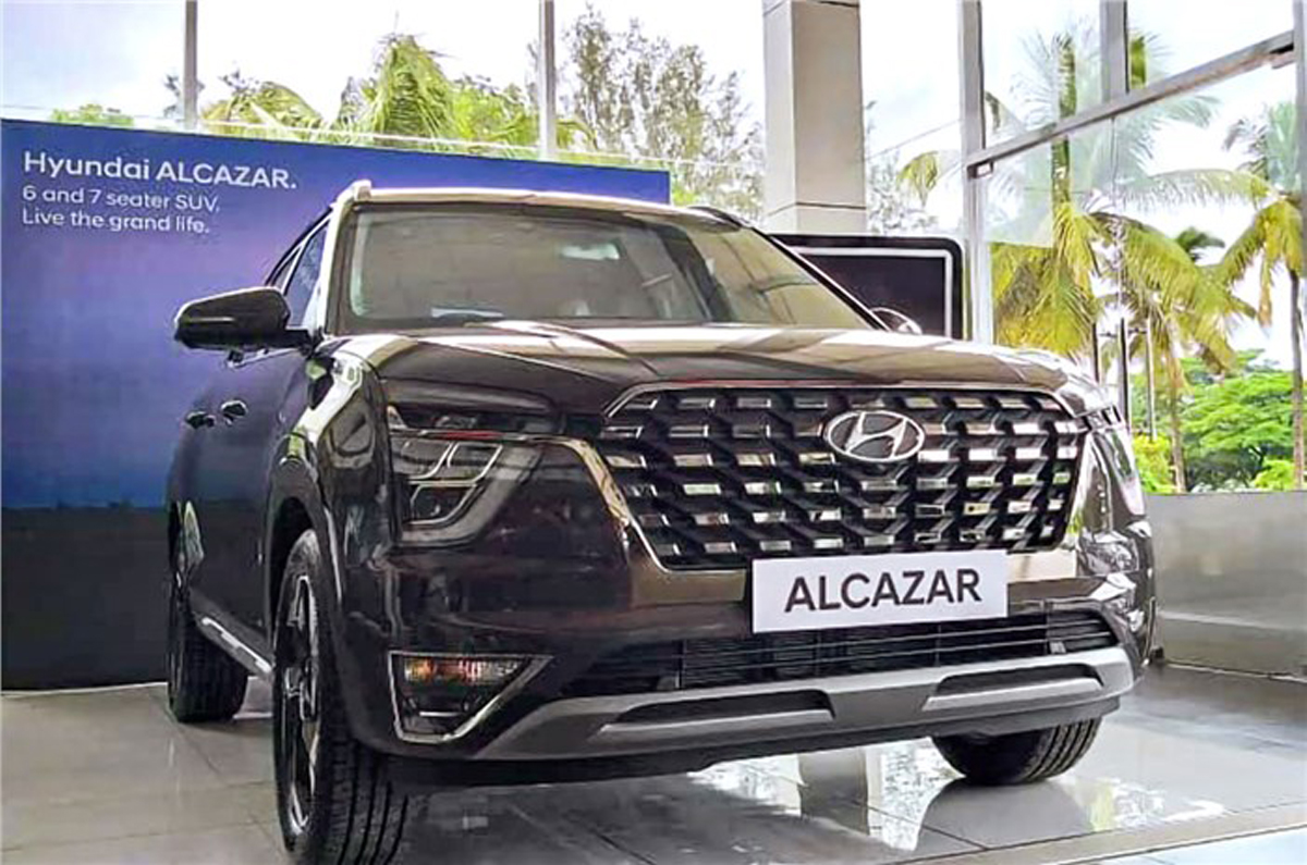 Hyundai Alcazar front quarter 