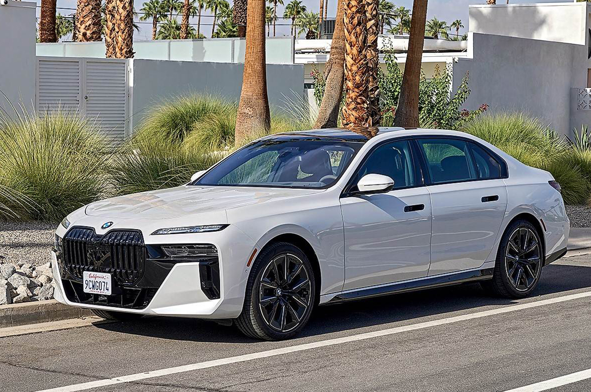 2023 BMW 7 Series front quarter 