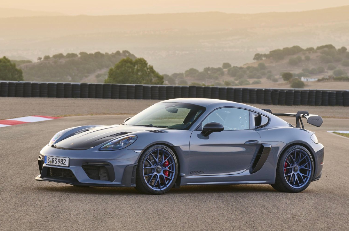 Porsche 718 Cayman GT4 RS front quarter 