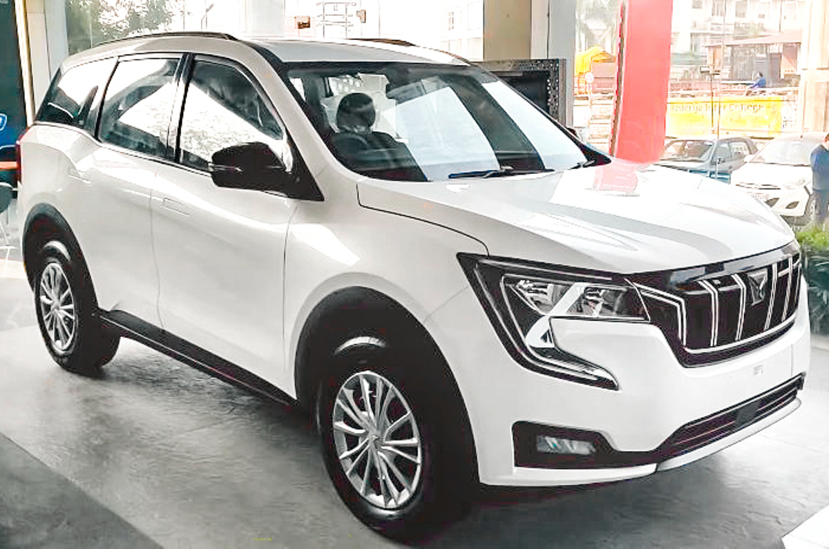 Mahindra XUV700 front