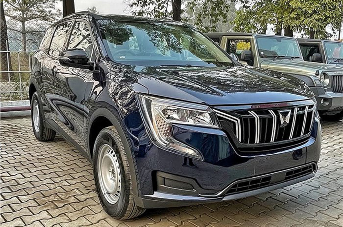 Mahindra XUV700 front quarter 