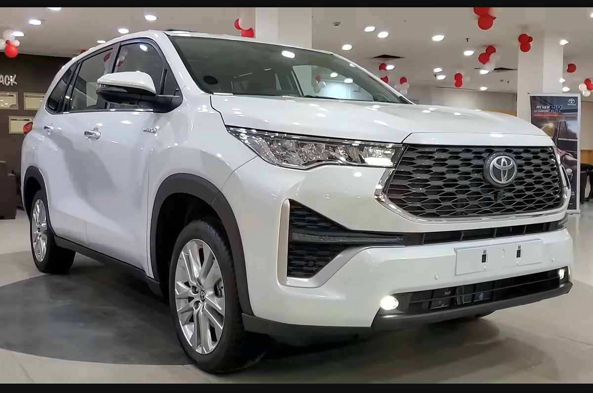 Toyota Innova Hycross front quarter.