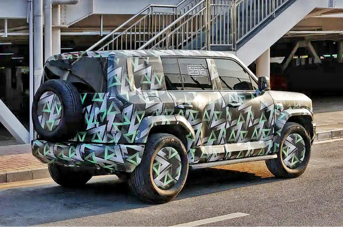 BYD SUV rear tracking