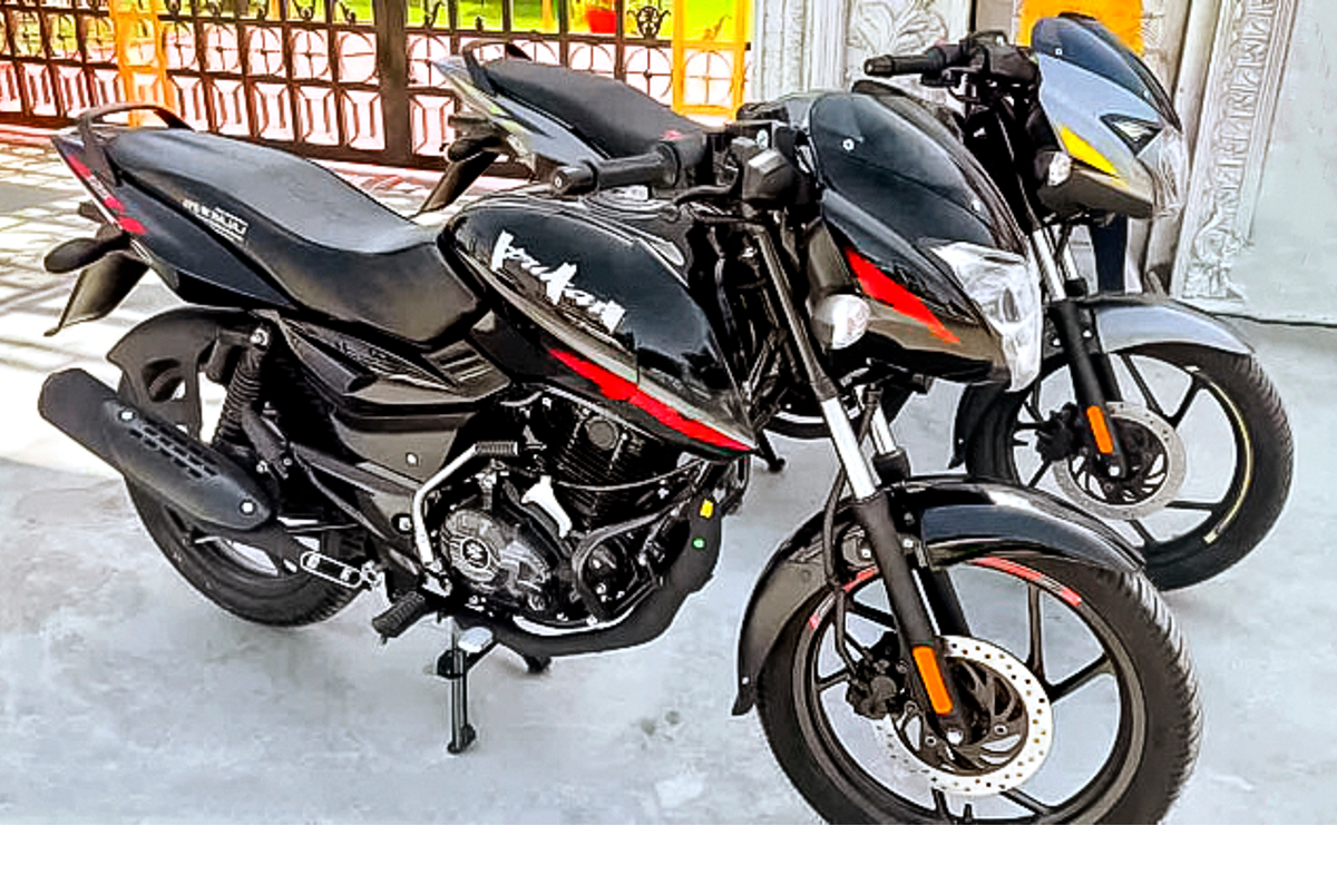 Bajaj Pulsar 125 Neon Arrives At Dealership, Price Start Rs 65000 Ex Show  Room In Pune - Amar Ujala Hindi News Live - Bajaj Pulsar 125 Neon डीलरशिप  पर पहुंची, कीमत 65000 रुपये! देखिये तस्वीरें